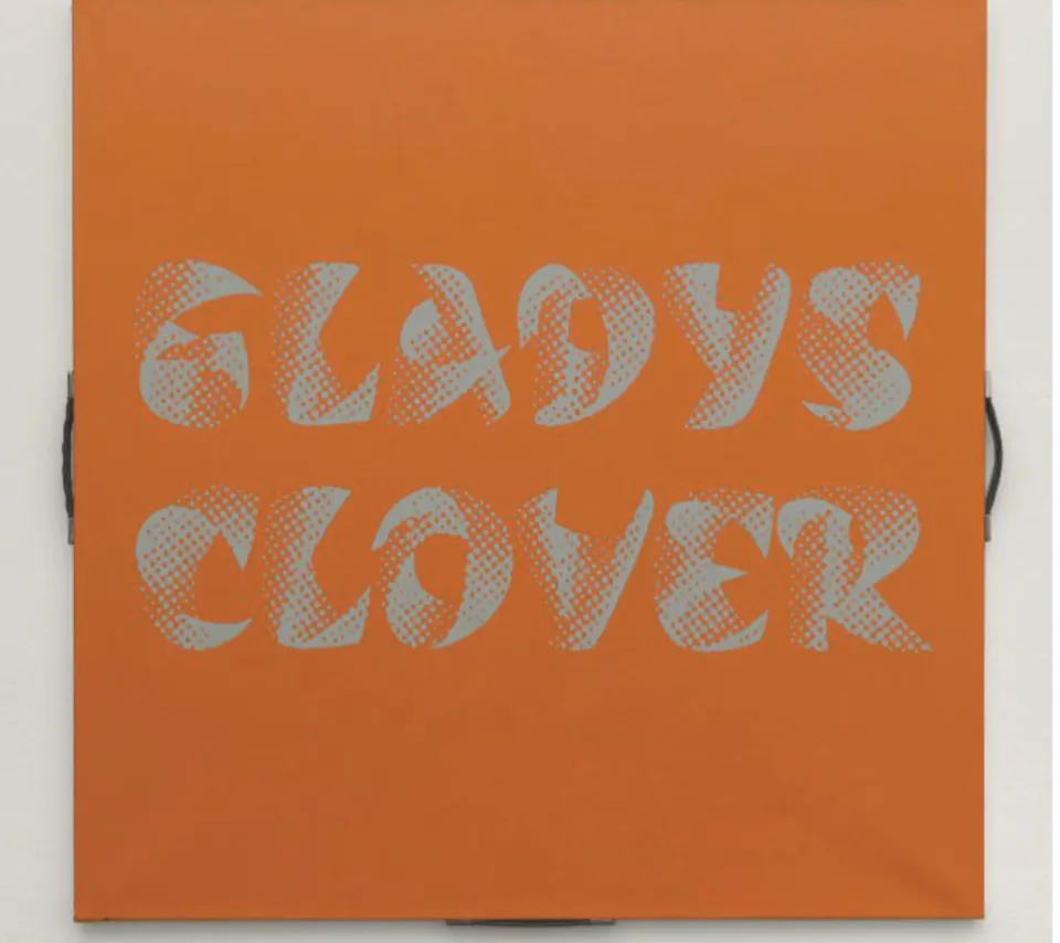 Image d'un carré orange sur lequel il est écrit Gladys Clover.