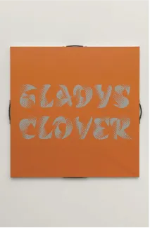 Image d'un carré orange sur lequel il est écrit Gladys Clover.